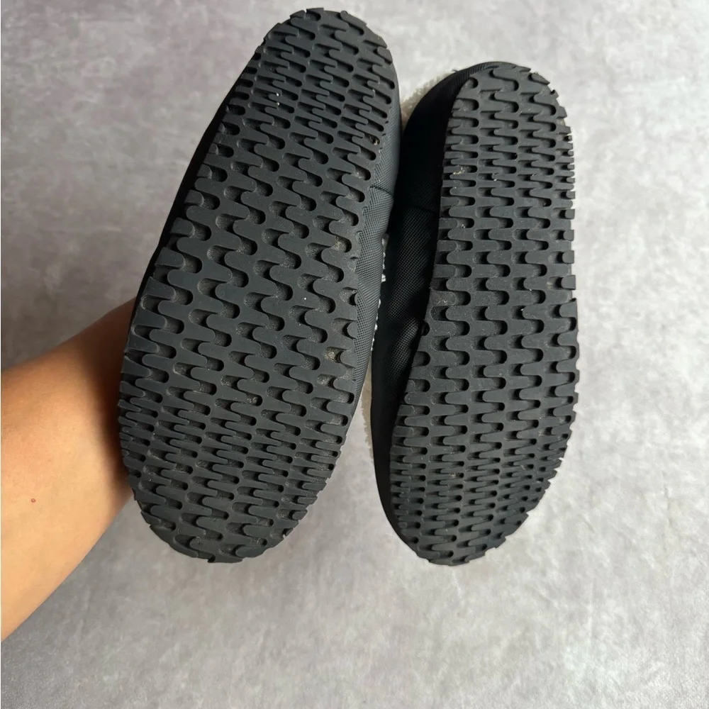 P448 Kids Cream and Black Slippers